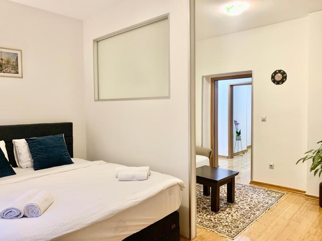 City Center Crown Apartment Belgrado Buitenkant foto